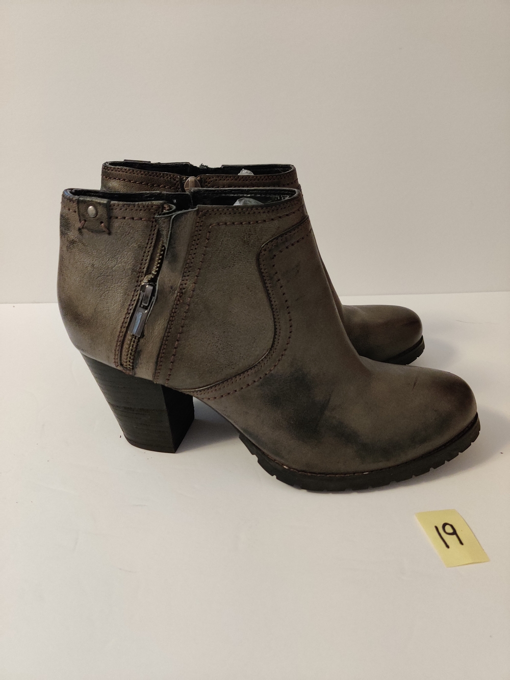 Clarks Artisan Gray Suede Ankle Booties with Side Zip 10